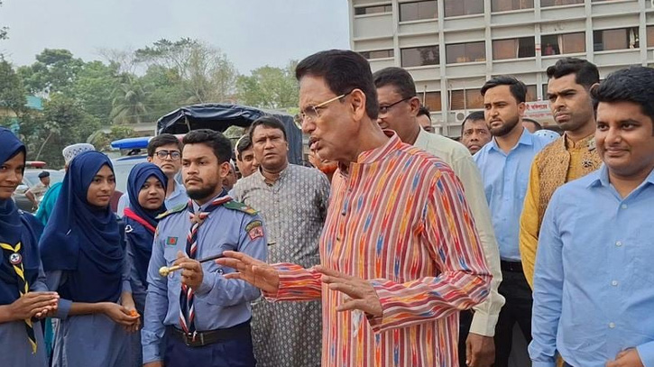 শিক্ষার্থীদের রাস্তায় ‌‌‌‌দাঁড় করিয়ে শুভেচ্ছা জানানো নিয়ে শি