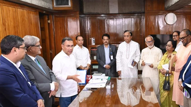 সিটি কর্পোরেশনের প্রত্যেক পরিচ্ছন্নতাকর্মী পেলেন প্রধানমন্ত্রীর ঈদ উপহার