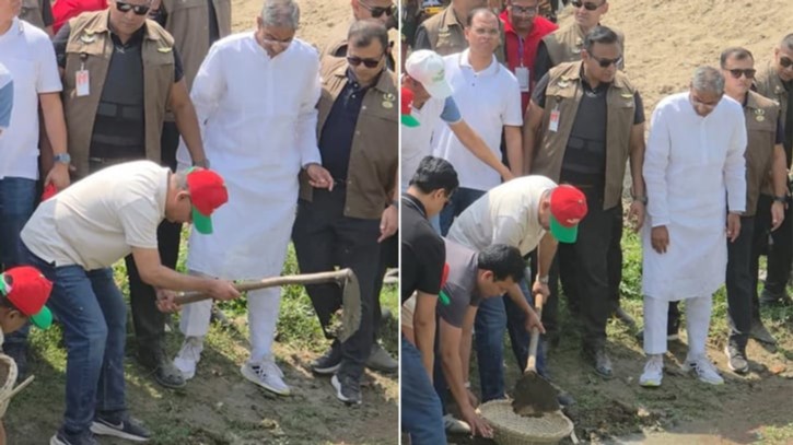 বাবার মত কোদাল দিয়ে মাটি কেটে খাল খনন কর্মসূচি উদ্বোধন করলেন প্রধানমন্ত্রী