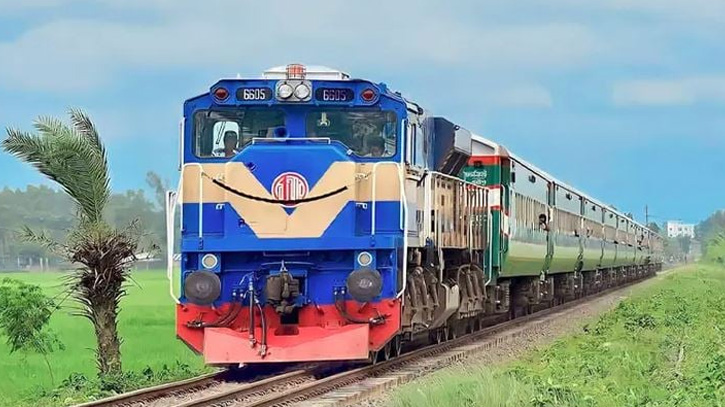 ট্রেনের টিকিট কালোবাজারি, গুরুতর শাস্তি পেলেন দুই স্টুয়ার্ট