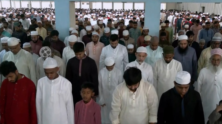 বায়তুল মোকাররমে ঈদের প্রথম জামাত অনুষ্ঠিত 