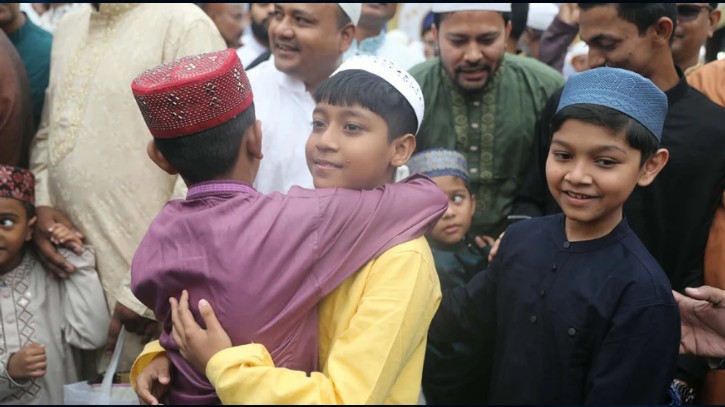 ধর্মীয় ভাবগাম্ভীর্য ও উৎসবের মধ্যদিয়ে পবিত্র ঈদুল ফিতর উদযাপ