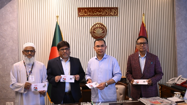 স্বাধীনতা দিবস উপলক্ষে স্মারক ডাক টিকিট উন্মোচন করলেন প্রধান