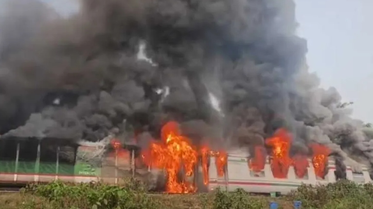 রাজধানীগামী চট্টলা এক্সপ্রেসে আগুন