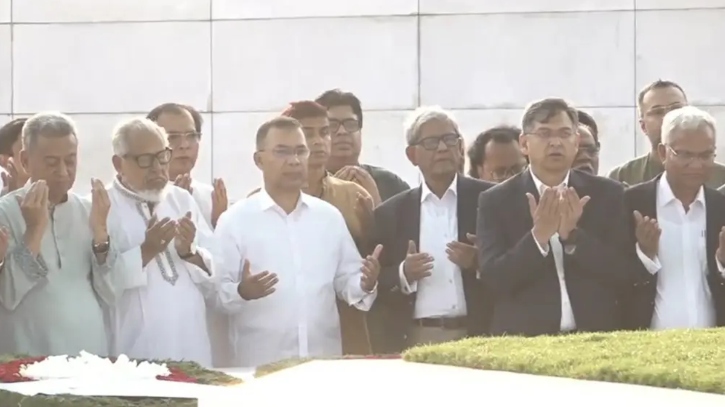 জিয়াউর রহমান ও খালেদা জিয়ার সমাধিতে তারেক রহমানের শ্রদ্ধা