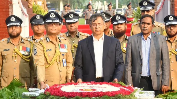 শহীদ পুলিশ সদস্যদের প্রতি স্বরাষ্ট্রমন্ত্রী-আইজিপির শ্রদ্ধা 