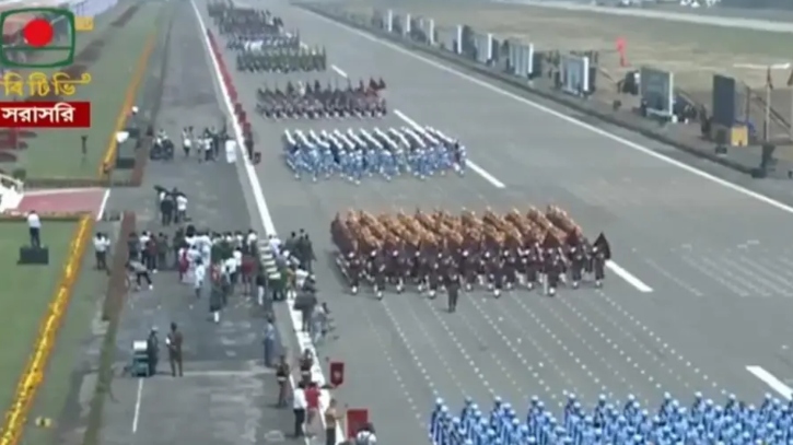 বর্ণাঢ্য কুচকাওয়াজে স্বাধীনতা দিবস উদযাপন