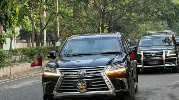 প্রথমবারের মতো প্রধানমন্ত্রী তারেক রহমানের গাড়িতে জাতীয় পতাক