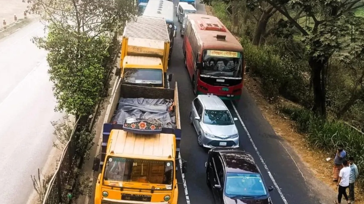 ঢাকা-চট্টগ্রাম মহাসড়কে তীব্র যানজট, যাত্রীদের দুর্ভোগ 