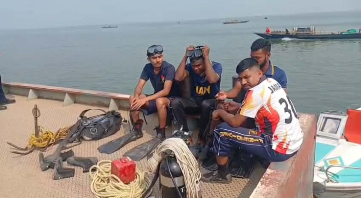 পদ্মায় বাসডুবি: এখনও একজন নিখোঁজ, বাসের রেজিস্ট্রেশন স্থগিত