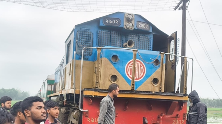 কমলগঞ্জে ট্রেনে আগুন, তিন ঘণ্টা পর সচল রেল যোগাযোগ