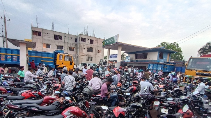 তেলের জন্য দীর্ঘ সারি, সময় নির্ধারণ করতে চান পাম্প মালিকরা