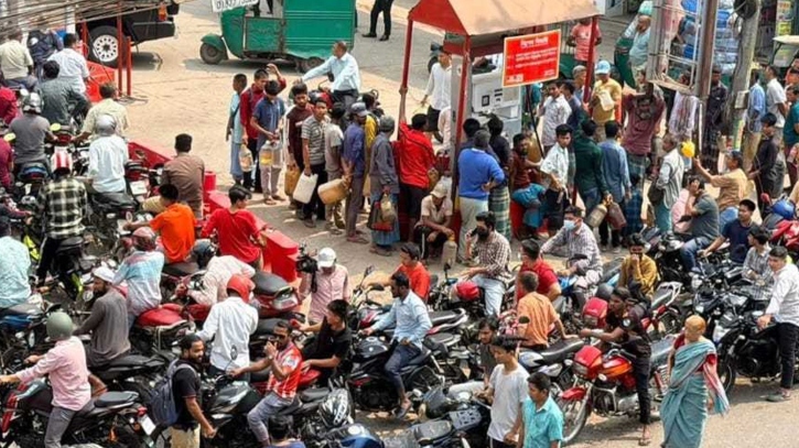 ‘সংকট নেই’, তবুও তেল নিয়ে গ্রাহক-পাম্প কর্তৃপক্ষের পাল্টা অভ