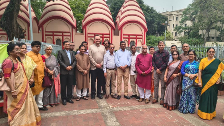 ঢাকেশ্বরী মন্দির পরিদর্শনে মার্কিন রাষ্ট্রদূত ক্রিস্টেনসেন