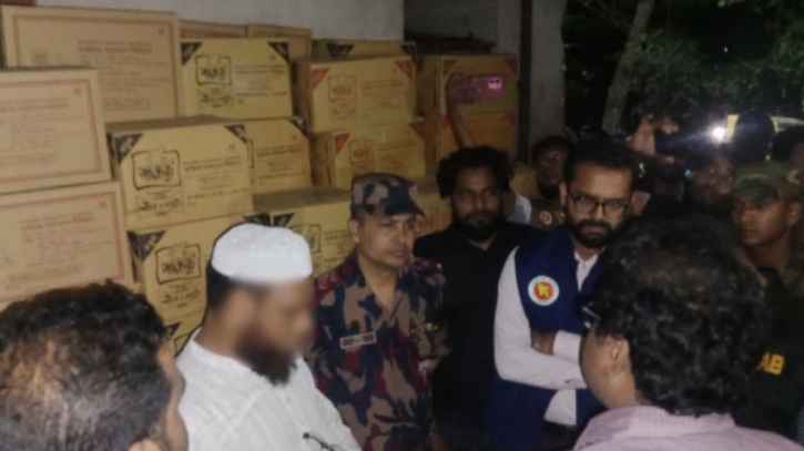 ৩০ হাজার লিটার ভোজ্যতেল মজুত, লাখ টাকা জরিমানা