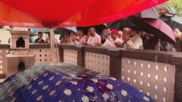 হযরত শাহজালালের কবর জিয়ারত করলেন প্রধানমন্ত্রী