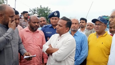 অতিরিক্ত দামে টিকিট বিক্রি, হাতেনাতে ধরলেন নৌ প্রতিমন্ত্রী