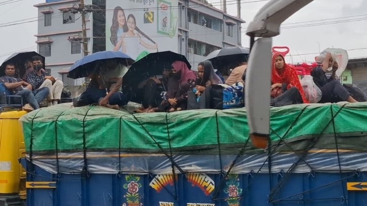 পিকআপে করে বৃষ্টিতে ভিজেই রাজধানী ছাড়ছেন ঘরমুখো মানুষ