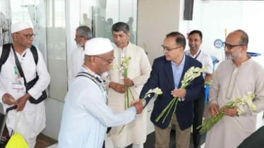 প্রথম ফ্লাইটে দেশে ফিরেছেন ৪৪৫ জন হাজি
