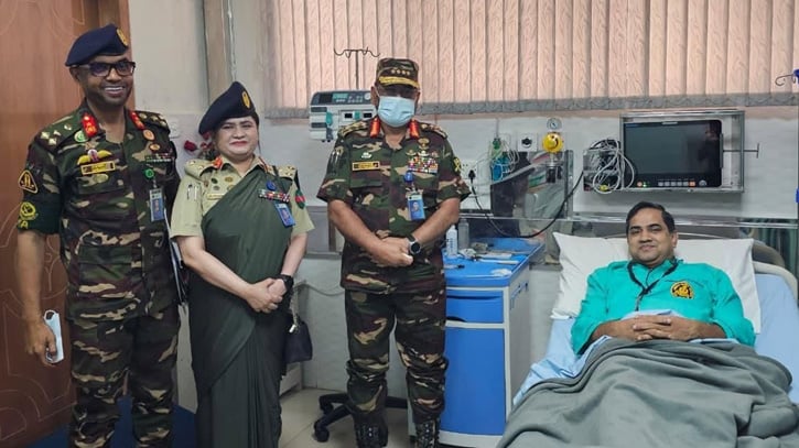 মুশফিকুল ফজল আনসারীকে দেখতে হাসপাতালে সেনাপ্রধান