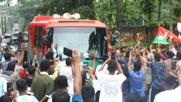 ফুল ছিটিয়ে-বাদ্য বাজিয়ে প্রধানমন্ত্রীকে স্বাগত জানালেন চা শ্