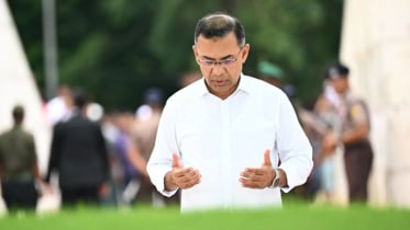 দেশে ফিরেই বাবা-মায়ের মাজার জিয়ারত প্রধানমন্ত্রীর