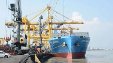 কর্ণফুলীতে পাথরবোঝাই লাইটার জাহাজ ডুবি, ১২ স্টাফ উদ্ধার
