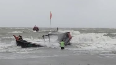 টানা ৬ দিন বন্ধ টেকনাফ-সেন্টমার্টিন নৌযান চলাচল