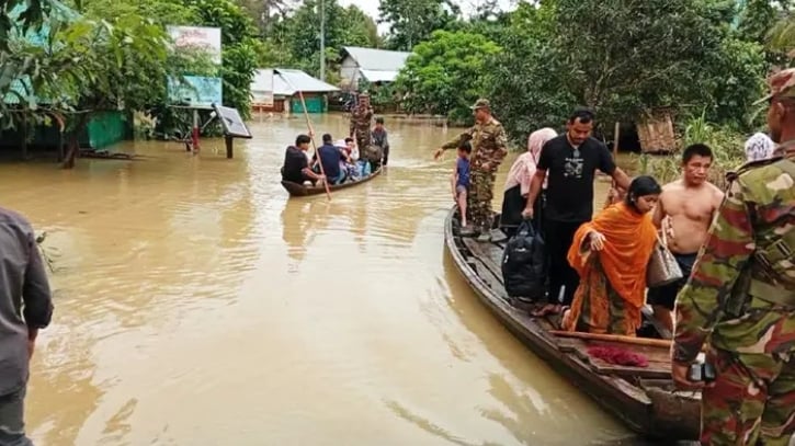 পার্বত্য চট্টগ্রামে বন্যা-পাহাড়ধস মোকাবিলায় সেনাবাহিনীর উদ্ধ