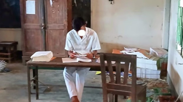 ছাত্রকে দিয়ে এসএসসির খাতা মূল্যায়ন, ভিডিও ভাইরালের পর গ্রেফত