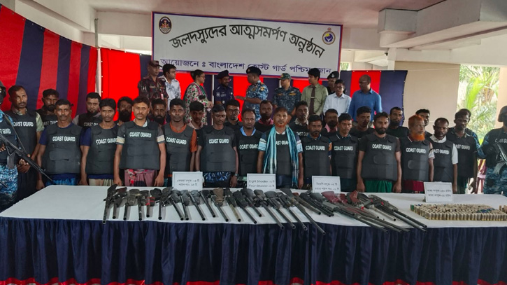 অস্ত্র-গুলি জমা দিয়ে সুন্দরবনের ২৭ বনদস্যুর আত্মসমর্পণ