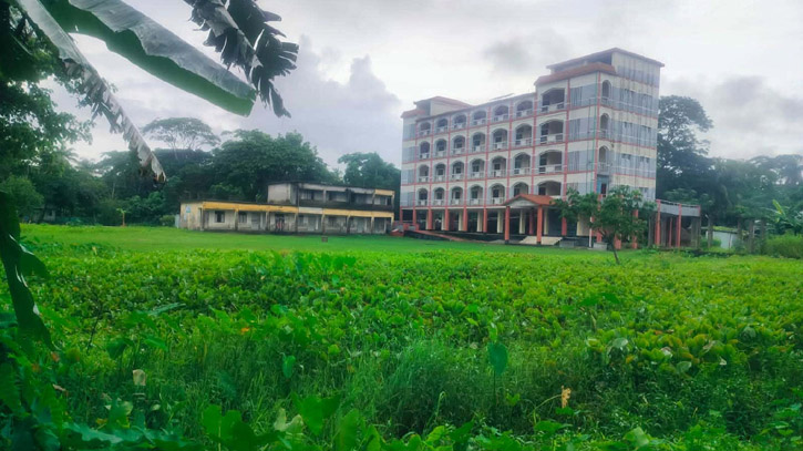 পানিতে ডুবে আছে বিদ্যালয়ের খেলার মাঠ, সহশিক্ষা থেকে বঞ্চিত শ