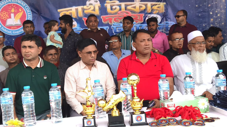গোপালগঞ্জে লাখ টাকার ফুটবল টুর্নামেন্টের ফাইনাল অনুষ্ঠিত 
