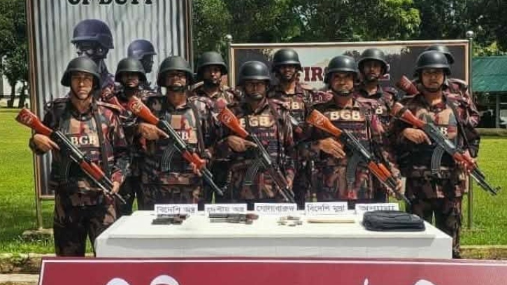 সীমান্তে বিজিবির সঙ্গে চোরাকারবারিদের বন্দুকযুদ্ধ, অস্ত্র-গো