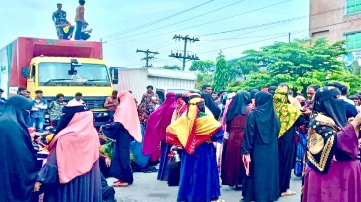 বেতনভাতা বৃদ্ধির দাবিতে ঢাকা-চট্টগ্রাম মহাসড়ক অবরোধ 