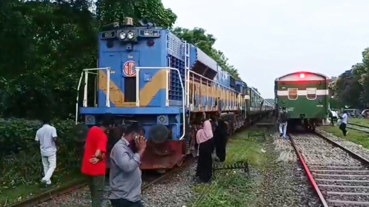 যাত্রীবাহী ট্রেন রেখে উধাও চালক, ভোগান্তিতে হাজার যাত্রী 