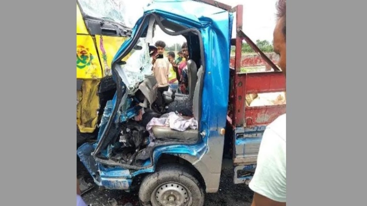 বগুড়ায় দুই ট্রাকের মুখোমুখি সংঘর্ষে ৪ জন নিহত 
