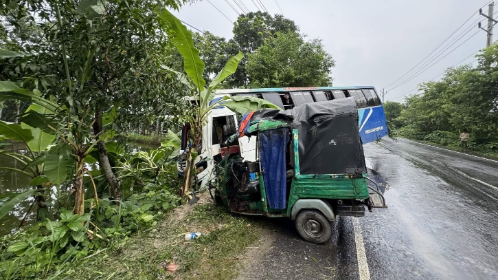 বাসের সঙ্গে মুখোমুখী সংঘর্ষে মাহেন্দ্রচালক নিহত, আহত ৫