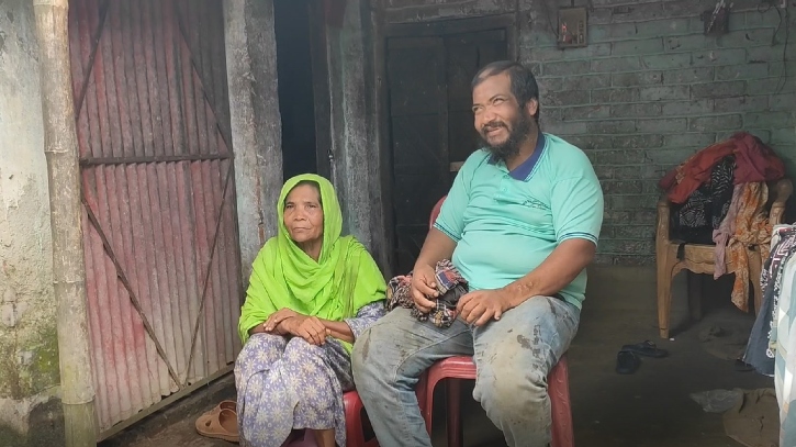 দৃষ্টিহীন হয়েও ৫০ বছর ধরে মায়ের মুখে অন্ন জোগাচ্ছেন মুখলেস র