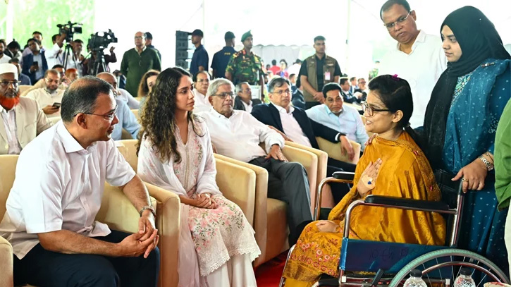 জুলাই গণঅভ্যুত্থানে আহত যোদ্ধা মিতুর খোঁজ নিলেন প্রধানমন্ত্