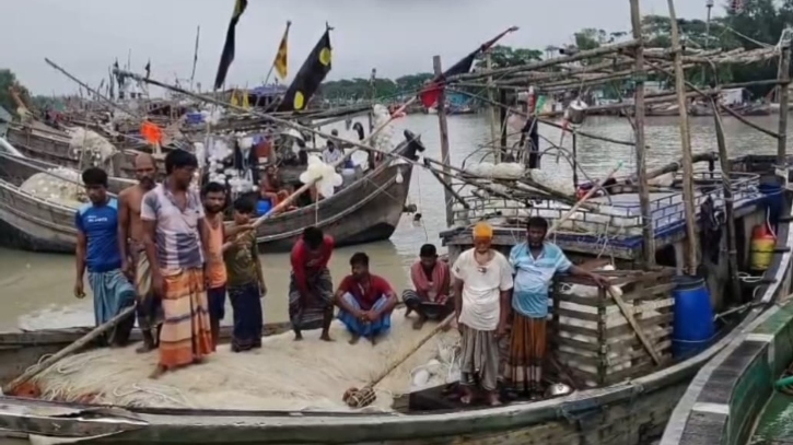 গভীর সমুদ্রে জলদস্যুদের হামলা: ১২ জেলে আহত, লাখ টাকার মাছ লু