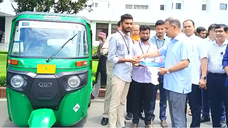 জুলাই যোদ্ধাদের সিএনজি, অটোরিকশা ও রিকশা উপহার দিলেন প্রধানম