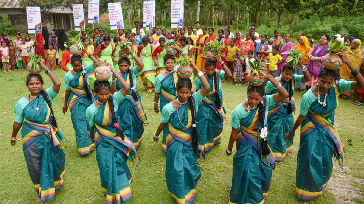 গাইবান্ধার গোবিন্দগঞ্জে সাঁওতাল সম্প্রদায়ের বর্ণাঢ্য আয়োজন