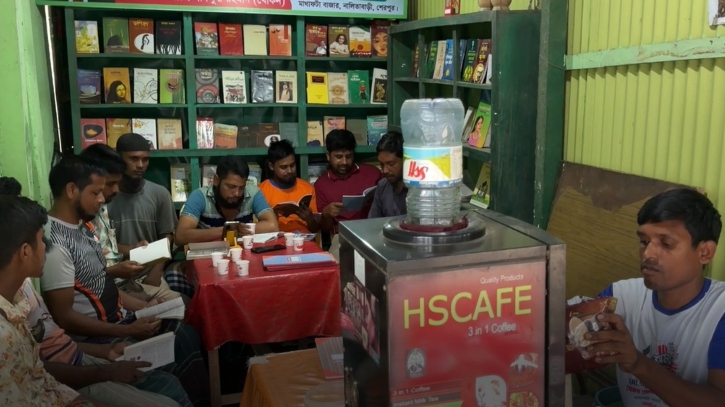 তরুণদের মোবাইল আসক্তি দূর করতে কফি হাউজেই তৌফিকের ‘পথ পাঠাগা