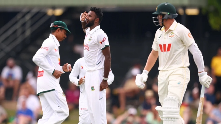 টাইগারদের বোলিং তোপে বিধ্বস্ত অজিশিবির