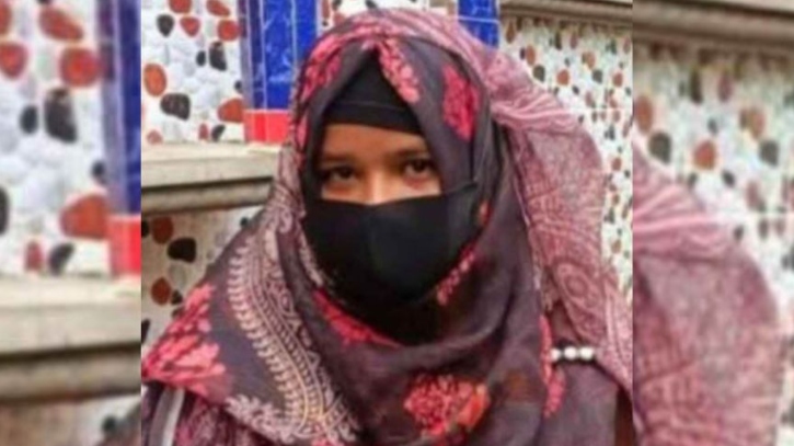 লাখাইয়ে স্ত্রী স্বীকৃতির দাবিতে প্রেমিকের বাড়িতে অনশন তরুণীর