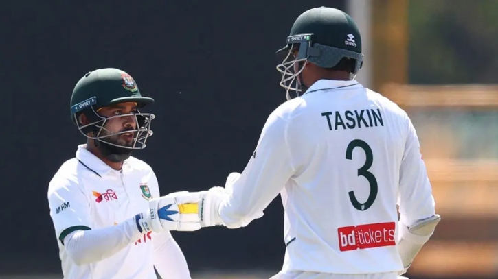 মিরাজের ছক্কায় ২১৯ রানের লিড নিয়ে মধ্যাহ্নভোজে বাংলাদেশ