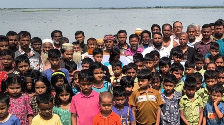 ব্রহ্মপুত্রের চরে শিক্ষা নেই, শৈশব হারাচ্ছে শিশুরা