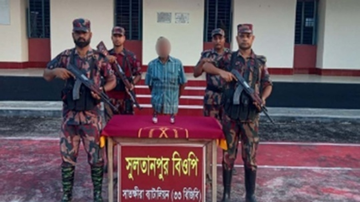 সীমান্ত থেকে ভারতীয় মালামালসহ চোরাকারবারি আটক
