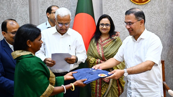 চা-শ্রমিকদের পাশে সরকার: লক্ষ্যমাত্রা ২০ হাজার রেইনকোট বিতরণ